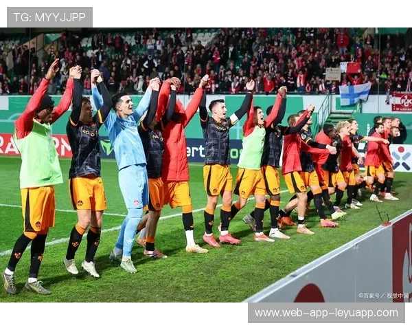 球迷组织集会支持主帅，联赛社交热度飙升